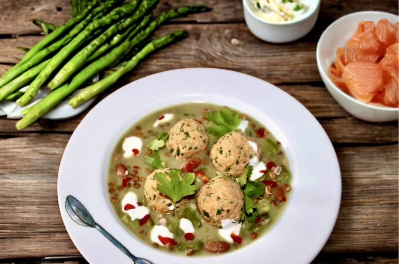 Pulpety z łososia mielonego, doprawione po azjatycku, gotowane i podane w sosie ze szparagów z dodatkiem bobu.