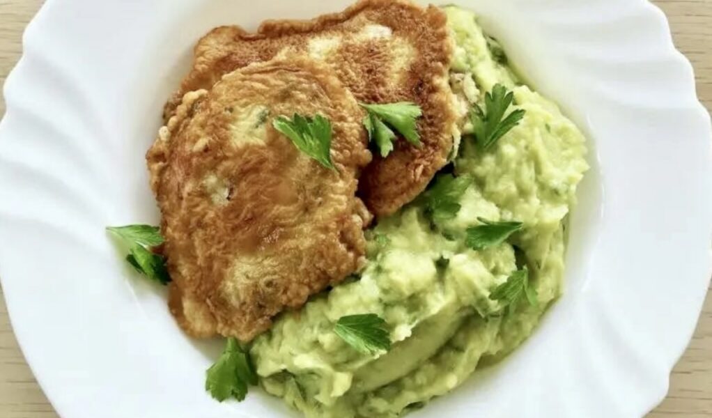 Puree z awokado ugniecionego z gotowanymi ziemniakami z dodatkiem czosnku, natki pietruszki i oliwy.