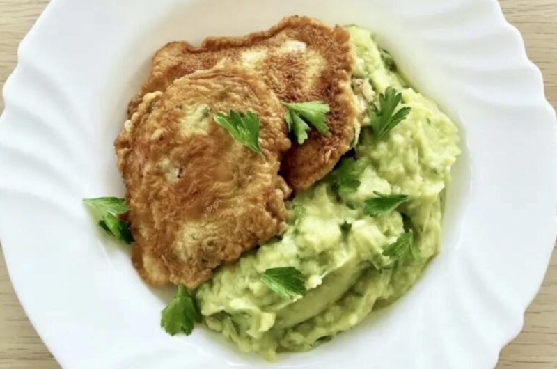 Puree z awokado ugniecionego z gotowanymi ziemniakami z dodatkiem czosnku, natki pietruszki i oliwy.