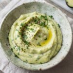 Puree z awokado ugniecionego z gotowanymi ziemniakami z dodatkiem czosnku, natki pietruszki i oliwy.