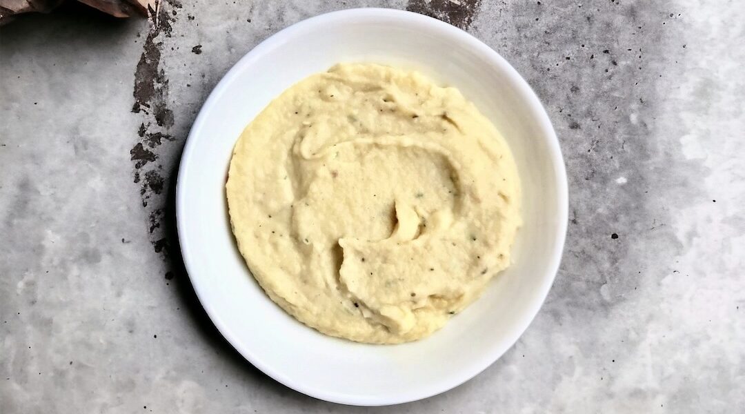 Puree z pietruszki to znakomite połączenie warzyw, które w formie puree doskonale uzupełniają dania mięsne z sosami.