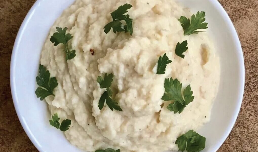 Puree z selera, czyli krojony na duże kawałki i gotowany z wodzie i mleku seler korzeniowy z dodatkiem ziemniaka, a następnie miksowany na puree i doprawiony gałką muszkatołową.