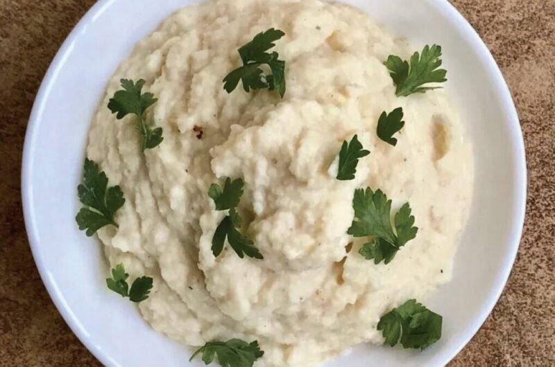 Puree z selera, czyli krojony na duże kawałki i gotowany z wodzie i mleku seler korzeniowy z dodatkiem ziemniaka, a następnie miksowany na puree i doprawiony gałką muszkatołową.