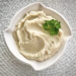 Niesamowite puree z topinambura o lekkim smaku orzechowym i podawaj z pieczonymi mięsami z sosem.