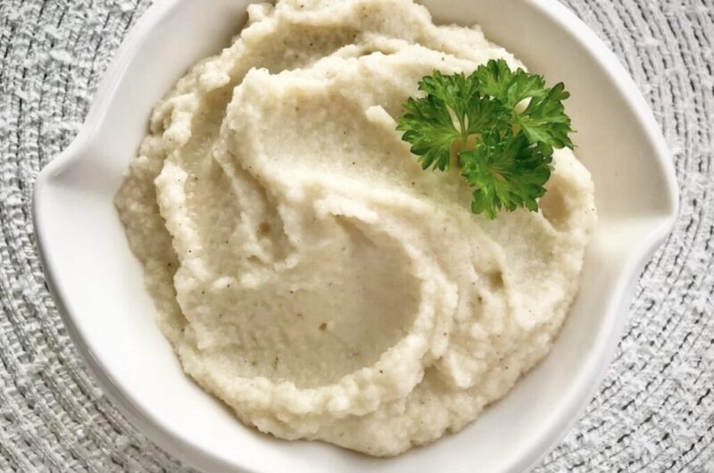 Niesamowite puree z topinambura o lekkim smaku orzechowym i podawaj z pieczonymi mięsami z sosem.