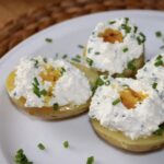 Pyry z gzikiem to gotowane ziemniaki podawane z twarogiem ze śmietaną i szczypiorkiem skropione olejem rydzowym.