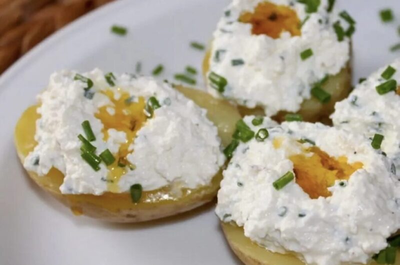 Pyry z gzikiem to gotowane ziemniaki podawane z twarogiem ze śmietaną i szczypiorkiem skropione olejem rydzowym.