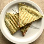 Quesadilla z mortadelą to tortilla obłożona serem camembert, włoską mortadelą i świeżą rukolą, a następnie przykrytą drugą tortillą i podgrzana.