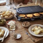 Topiony ser raclette podawany z gotowanymi ziemniakami i kiszonkami.