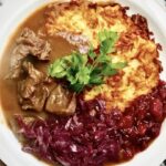 Ragout z jelenia duszone w czerwonym winie w formie gulaszu razem z warzywami i ziołami.