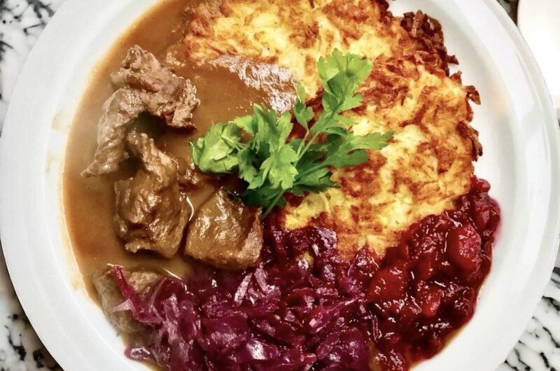 Ragout z jelenia duszone w czerwonym winie w formie gulaszu razem z warzywami i ziołami.