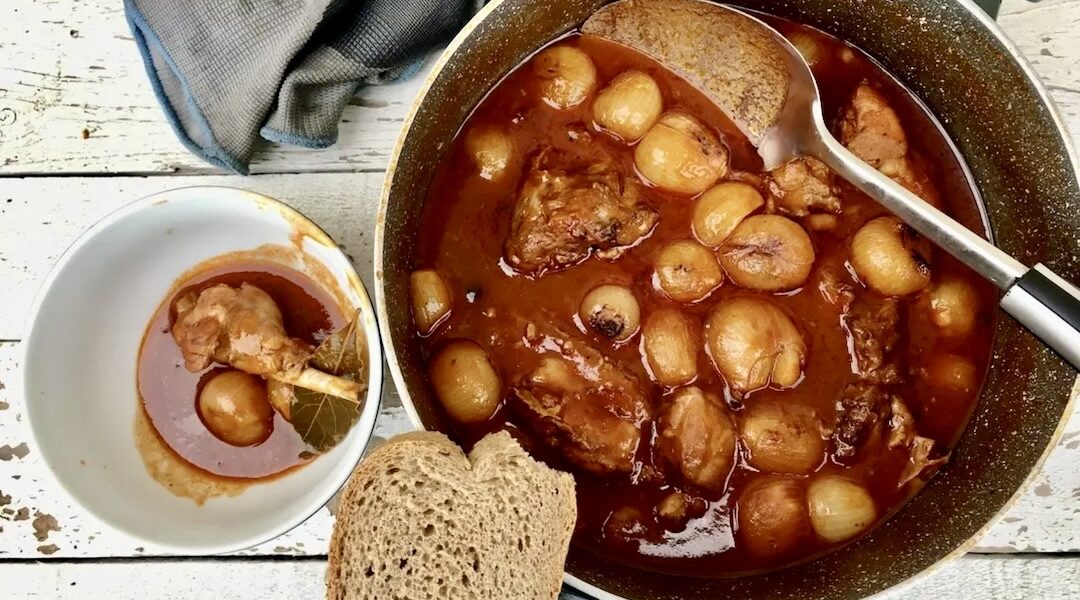 grecki gulasz z królika duszonego w sosie pomidorowym z cebulkami perłowymi i cynamonem