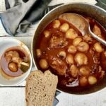 grecki gulasz z królika duszonego w sosie pomidorowym z cebulkami perłowymi i cynamonem