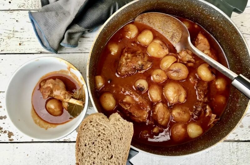 grecki gulasz z królika duszonego w sosie pomidorowym z cebulkami perłowymi i cynamonem