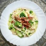 Risotto przygotowane z ryżu duszonego na białym winie i szalotce podane z gotowanym brokułem i smażoną wędzonką.