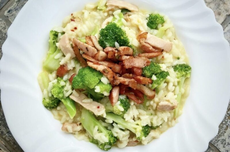 Risotto przygotowane z ryżu duszonego na białym winie i szalotce podane z gotowanym brokułem i smażoną wędzonką.