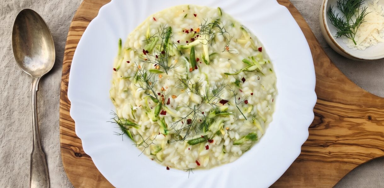 Risotto na białym winie z drobno krojoną szalotką, startą cukinią, parmezanem i masłem.