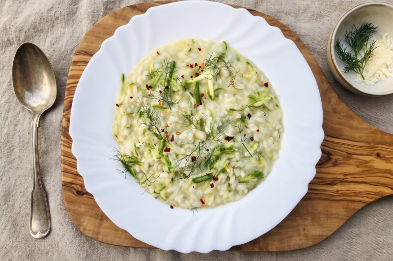 Risotto na białym winie z drobno krojoną szalotką, startą cukinią, parmezanem i masłem.