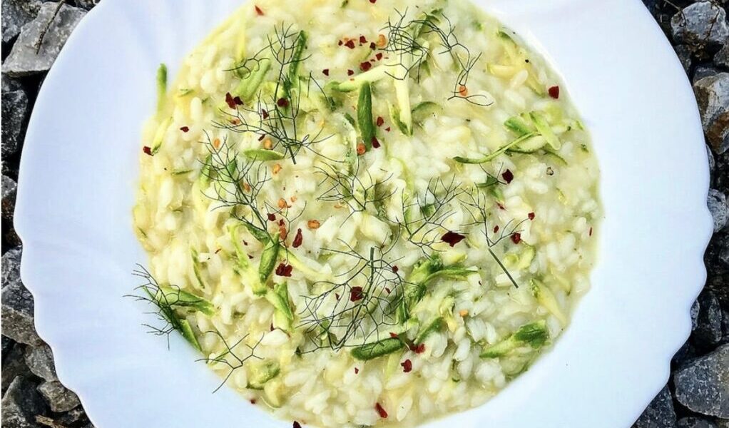 Risotto na białym winie z drobno krojoną szalotką, startą cukinią, parmezanem i masłem.