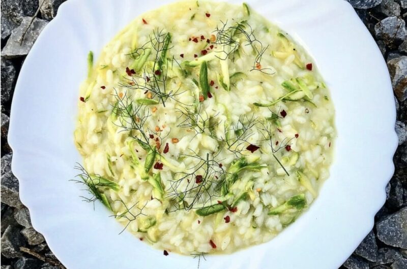 Risotto na białym winie z drobno krojoną szalotką, startą cukinią, parmezanem i masłem.