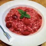 Risotto z czereśniami to słodycz czereśni doskonale zrównoważona dość sporym kieliszkiem wybornego prosecco. Białego, naturalnie musującego, wytrawnego wina z regionu Veneto.