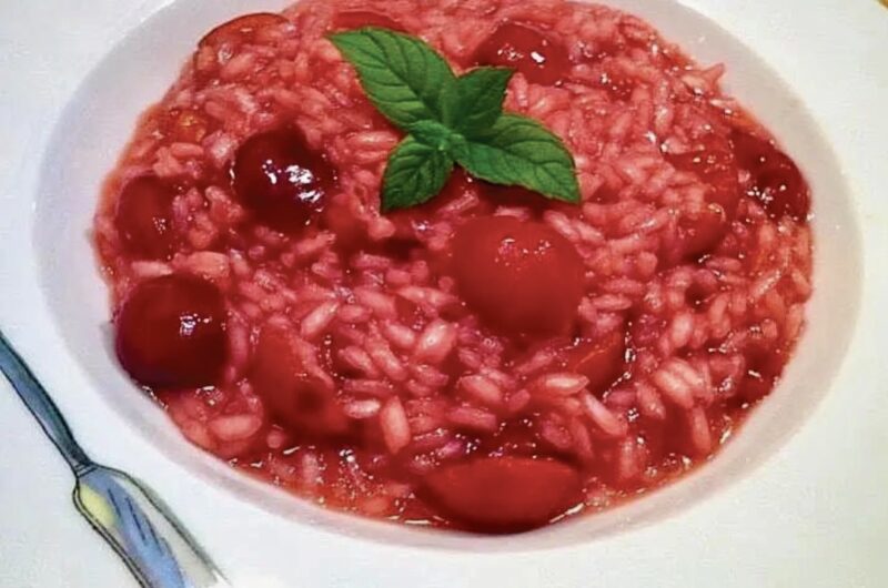 Risotto z czereśniami to słodycz czereśni doskonale zrównoważona dość sporym kieliszkiem wybornego prosecco. Białego, naturalnie musującego, wytrawnego wina z regionu Veneto.