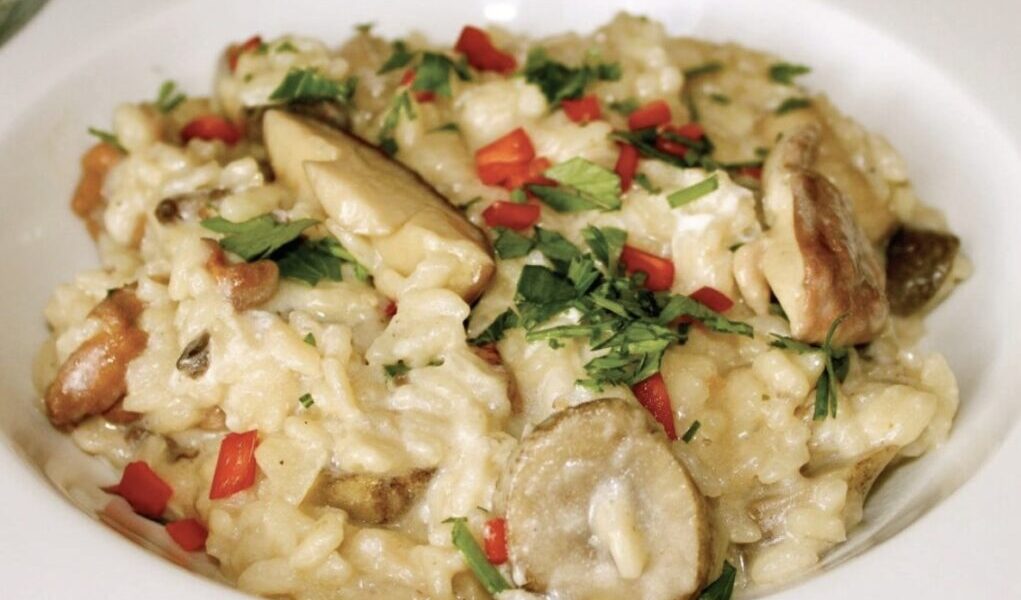 Risotto z grzybami leśnymi z dodatkiem grzybów suszonych dla wzmocnienia smaku, doprawione na koniec masłem, serem ricotta i parmezanem.
