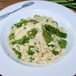 Idealnie aksamitne risotto z chrupiącymi zielonymi szparagami z dodatkiem parmezanu.