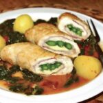 Roladki drobiowe przygotowane z piersi kurczaka rozbitych na kotlety, następnie wypełnionych szynką, szparagami oraz mozzarellą i duszonych w sosie ze szpinakiem.