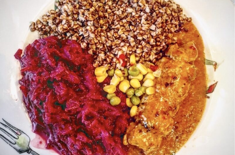 Roladki schabowe czyli kotlety ze schabu wieprzowego faszerowane ajwarem i fetą, zawinięte w roladki i duszone w sosie paprykowym.