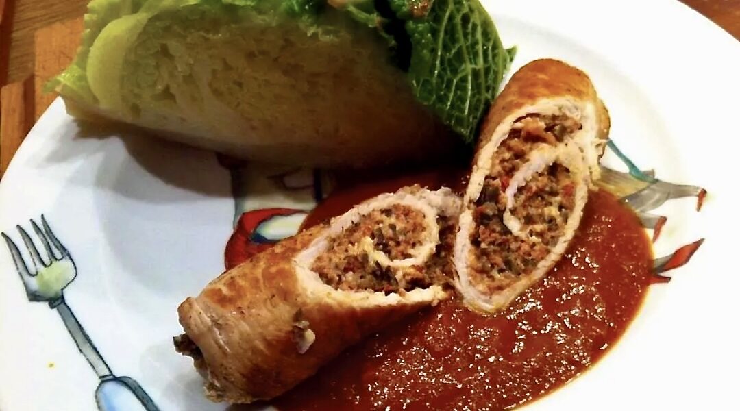 Roladki z kurczaka przygotowane z jego piersi, które zostały rozbite na kotlety, a następnie faszerowanie serem fetą, oliwkami i szynką, zawinięte w roladki,  smażone i podane w sosie paprykowym.