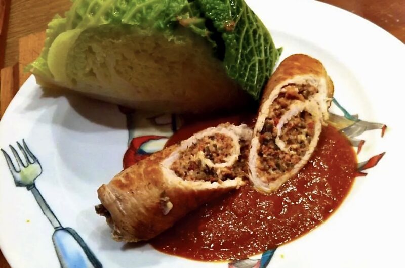 Roladki z kurczaka przygotowane z jego piersi, które zostały rozbite na kotlety, a następnie faszerowanie serem fetą, oliwkami i szynką, zawinięte w roladki,  smażone i podane w sosie paprykowym.