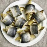 Rolmopsy czyli filety śledziowe posmarowane musztardą i zwinięte z kawałkami ogórka i cebuli, a następnie marynowane w kwaśnej zalewie octowej.