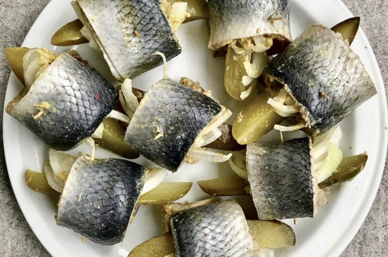 Rolmopsy czyli filety śledziowe posmarowane musztardą i zwinięte z kawałkami ogórka i cebuli, a następnie marynowane w kwaśnej zalewie octowej.