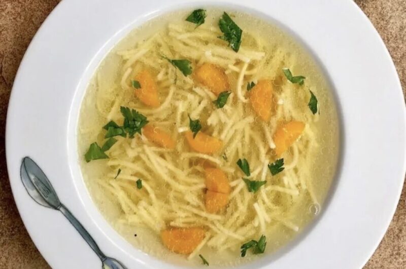 Tradycyjny rosół drobiowy przygotowany z połowy wiejskiej kury gotowanej z dużą ilością warzyw z przyprawami.