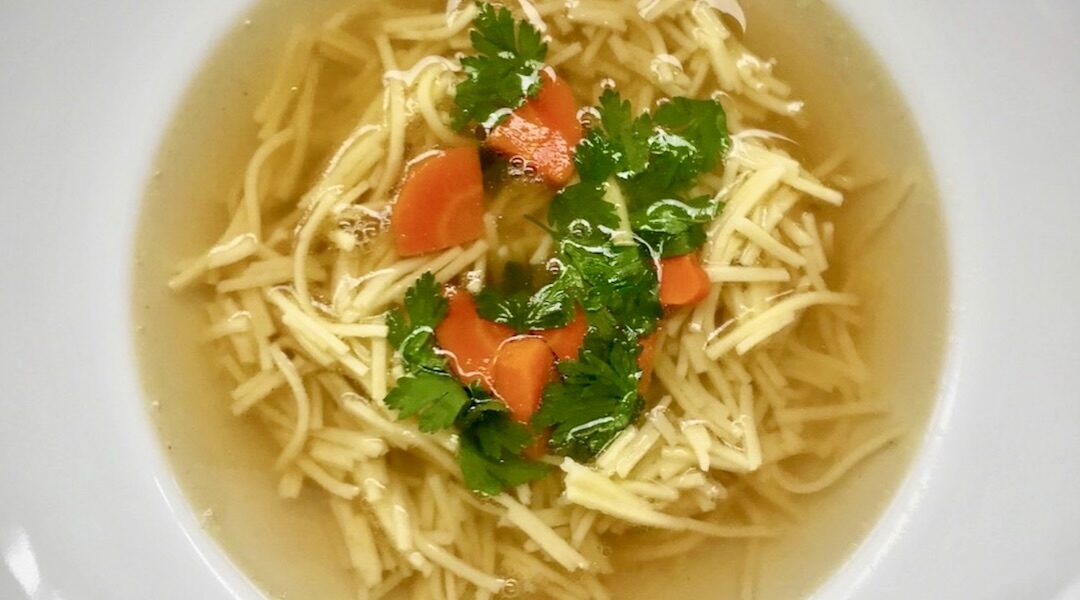 Rosół wołowy gotowany na antrykocie wołowym oraz z kurczakiem wzmocniony dodatkiem sporej ilości warzyw i przypraw.