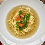 Rosół wołowy gotowany na antrykocie wołowym oraz z kurczakiem wzmocniony dodatkiem sporej ilości warzyw i przypraw.