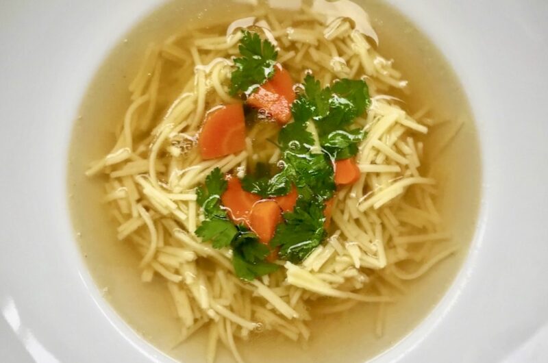 Rosół wołowy gotowany na antrykocie wołowym oraz z kurczakiem wzmocniony dodatkiem sporej ilości warzyw i przypraw.