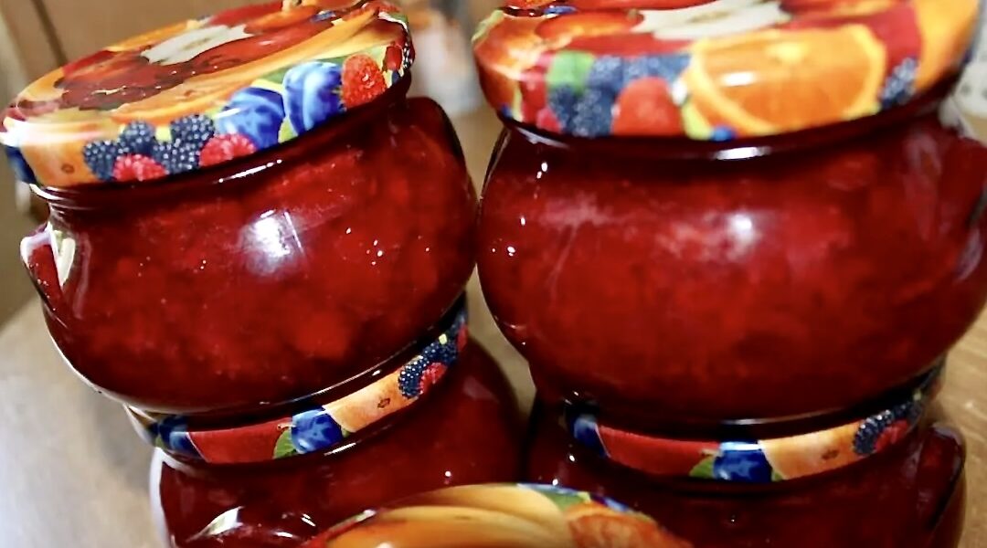 Roster truskawkowy przygotowujemy z dojrzałych truskawek gotowanych razem z cukrem do konsystencji rzadkiego dżemu.