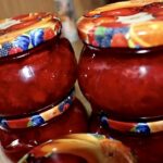 Roster truskawkowy przygotowujemy z dojrzałych truskawek gotowanych razem z cukrem do konsystencji rzadkiego dżemu.