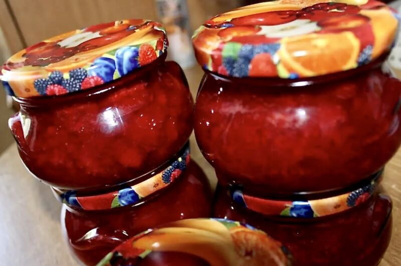 Roster truskawkowy przygotowujemy z dojrzałych truskawek gotowanych razem z cukrem do konsystencji rzadkiego dżemu.