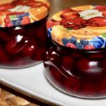 Roster wiśniowy powstaje poprzez zasypanie cukrem dojrzałych i soczystych wiśni, które po krótkim duszeniu zamieniają się w lekką konfiturę z dużymi kawałkami owoców.