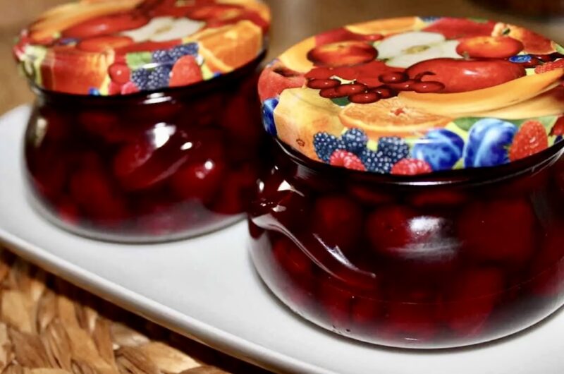 Roster wiśniowy powstaje poprzez zasypanie cukrem dojrzałych i soczystych wiśni, które po krótkim duszeniu zamieniają się w lekką konfiturę z dużymi kawałkami owoców.