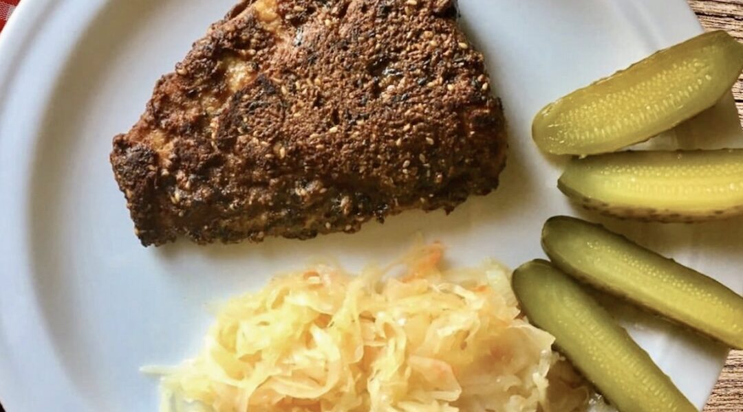 Świeża ryba panierowana w cieście przygotowanym z mąki żytniej z dodatkiem ziaren sezamu, a następnie smażona na oleju.