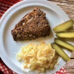 Świeża ryba panierowana w cieście przygotowanym z mąki żytniej z dodatkiem ziaren sezamu, a następnie smażona na oleju.