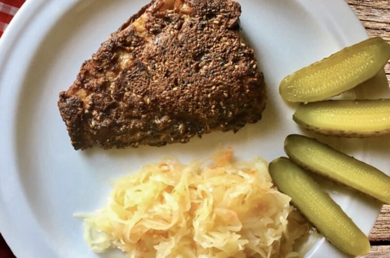 Świeża ryba panierowana w cieście przygotowanym z mąki żytniej z dodatkiem ziaren sezamu, a następnie smażona na oleju.