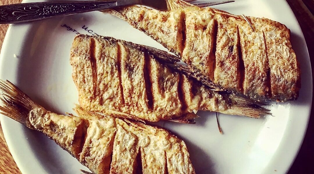 Ryba słodkowodna obsypana mąką połączoną z mieloną papryką i smażona krótko  w głębokim tłuszczu.