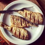 Ryba słodkowodna obsypana mąką połączoną z mieloną papryką i smażona krótko  w głębokim tłuszczu.