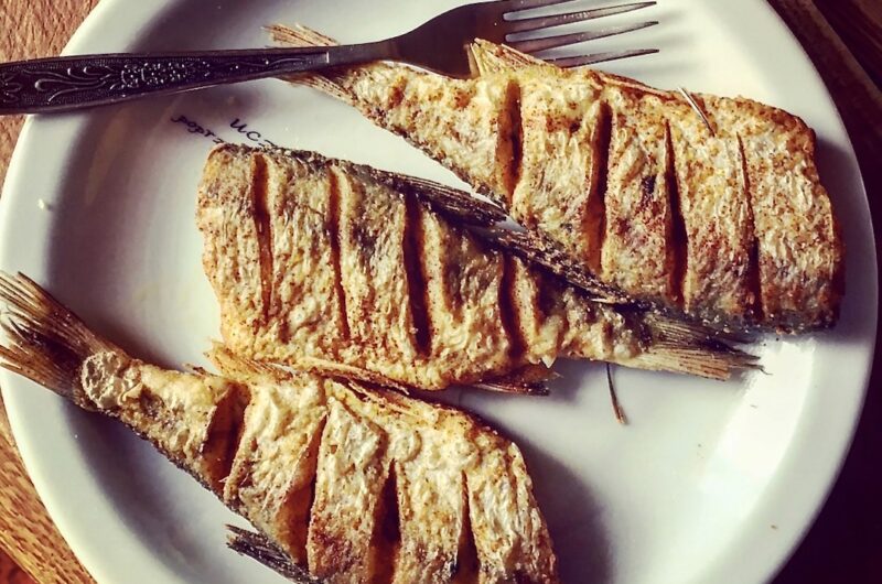 Ryba słodkowodna obsypana mąką połączoną z mieloną papryką i smażona krótko  w głębokim tłuszczu.