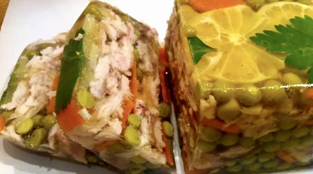 Ryba, a konkretnie makrela wędzona w galarecie z dodatkiem groszku i marchewki.